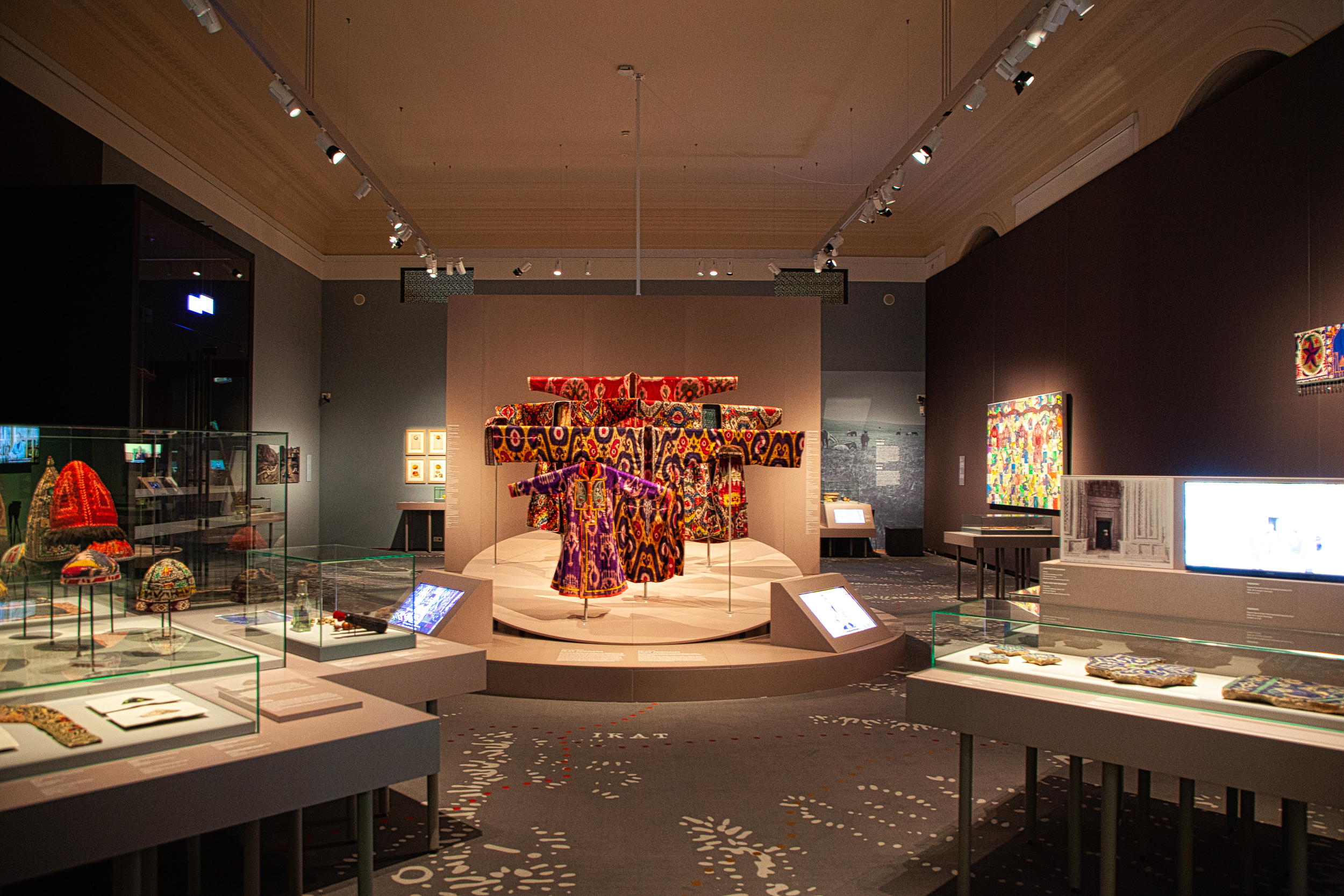 Weltmuseum, Staub & Seide, Ausstellungsansicht 1