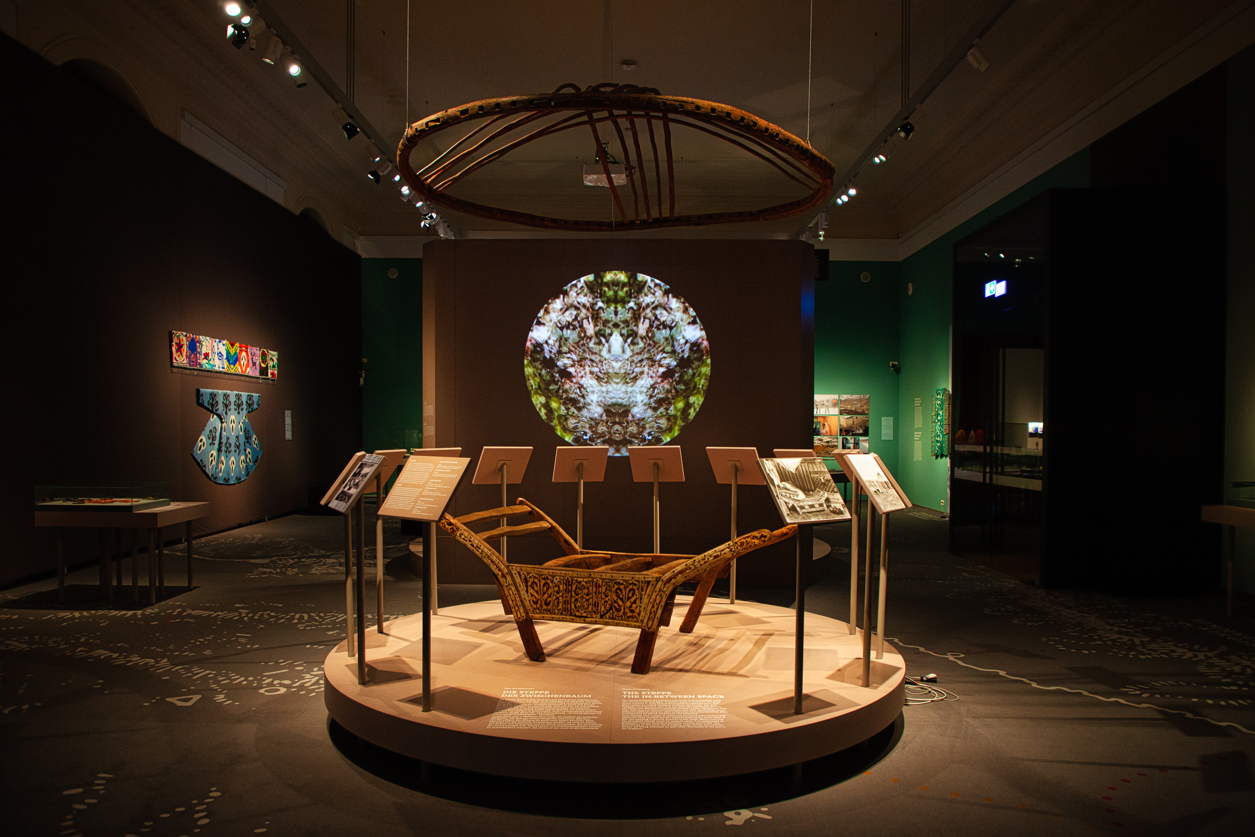 Weltmuseum, Staub & Seide, Ausstellungsansicht 2